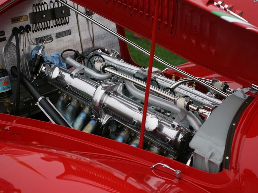 Моторный отсек Alfa Romeo 8C 2900 Mille Miglia Spider 1938 года  (фото 7 из 11)